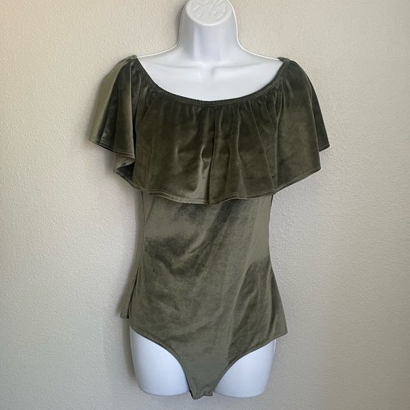 Gia Monae Olive Green Velvet Off Shoulder Bodysuit Larg Snap Closure Ruffle Trim - Picture 5 of 7